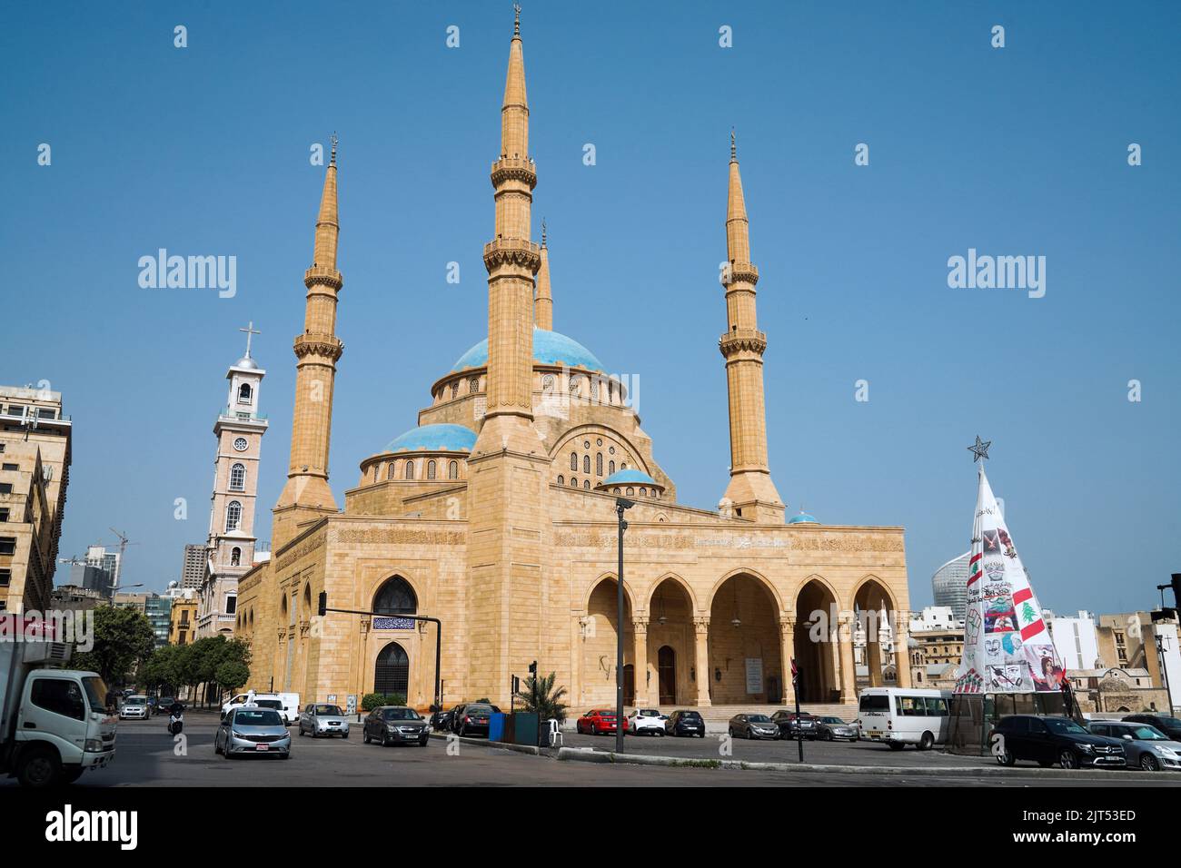Beirut, Lebanon : Mohammad Al-Amin Sunni Muslim Mosque (also known as the Blue Mosque) and the bell tower of St George's Cathedral in Martyrs' Square, downtown Beirut, Lebanon Stock Photo