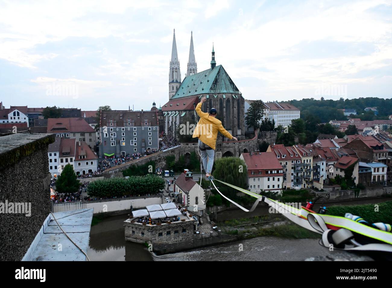 Weltrekord Slackliner Ruben Langer bei seiner Hochseilshow über die Neiße von der Dreiradenmühle in Zgorzelec zur Peterskirche in Görlitz beim Altstad Stock Photo