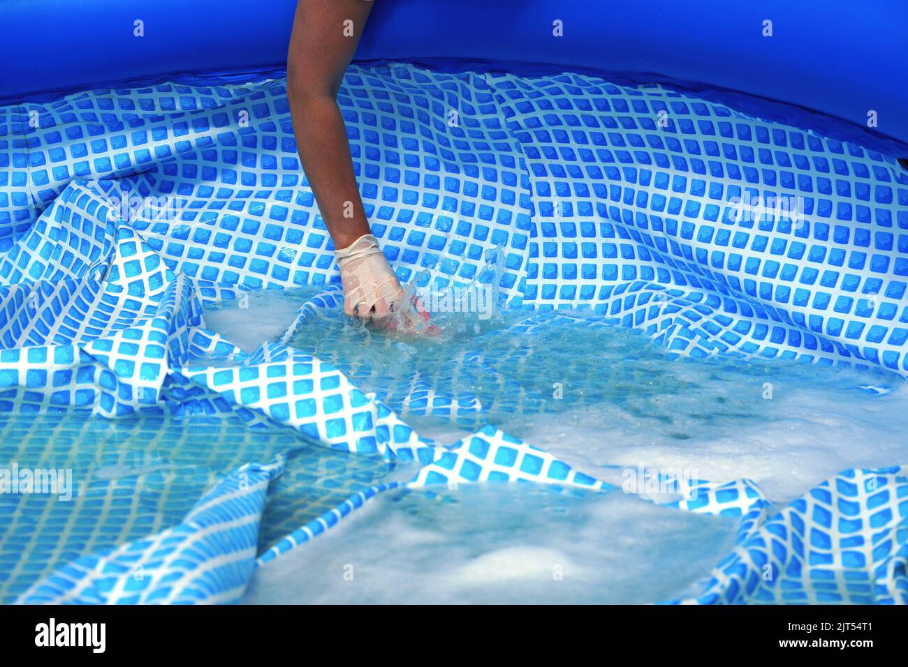 Cleaning pvc inflatable swimming pool, Cleaning the dirty empty pool of