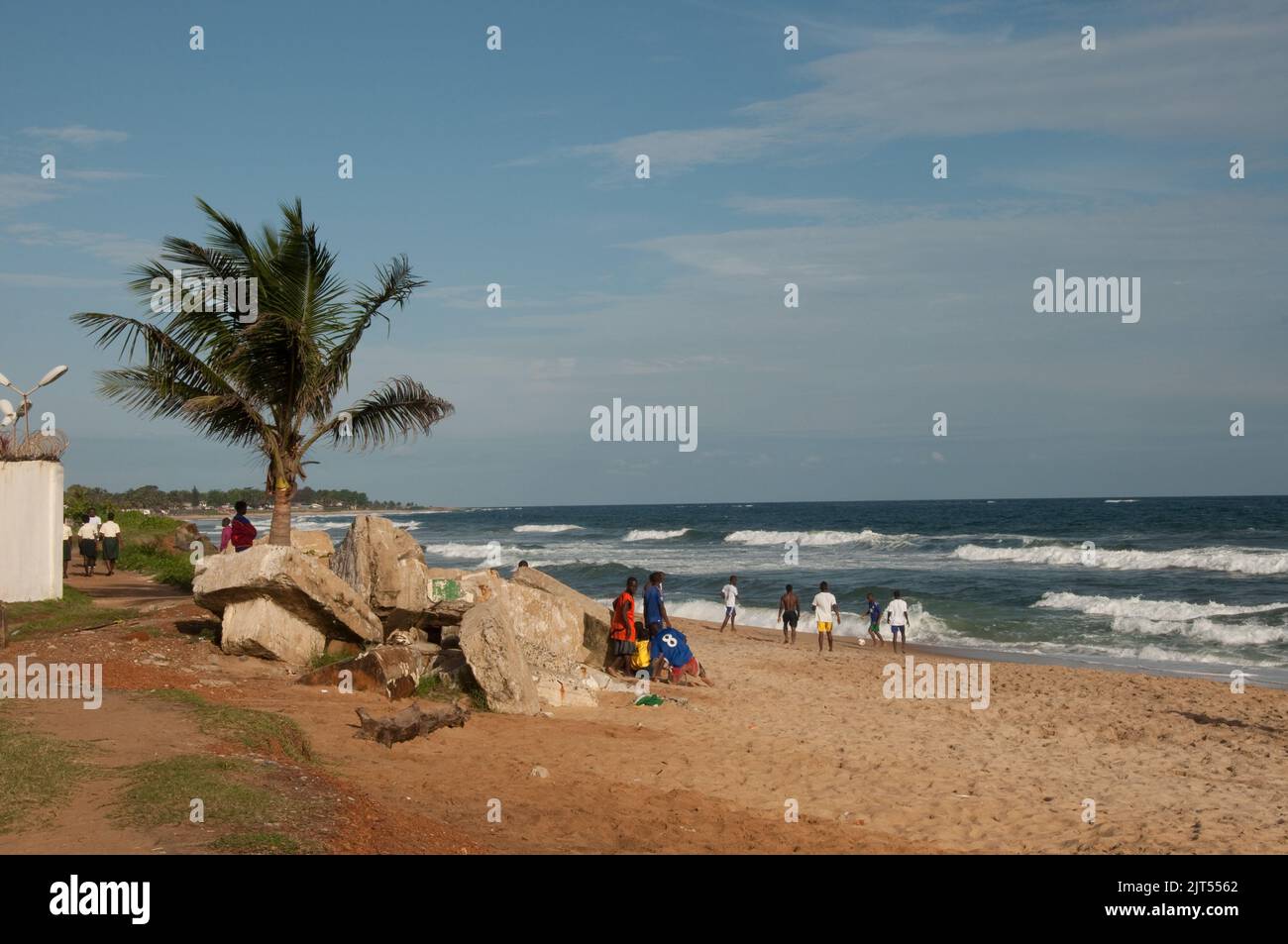Footballers and The Atlantic, Sinkor, Monrovia, Liberia Stock Photo