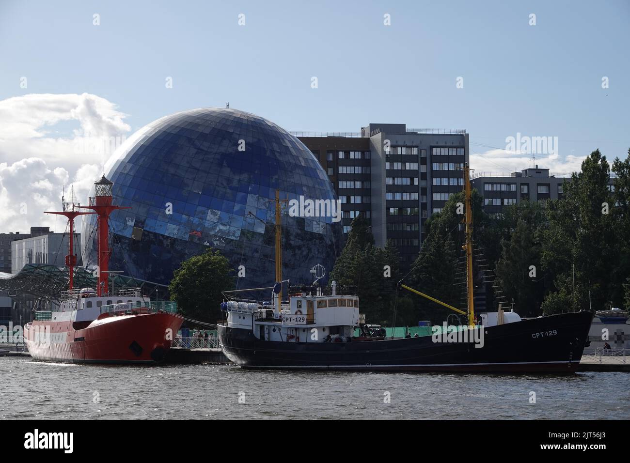 Kaliningrad, Russia. 15th July, 2022. Ships anchor in Russia's Baltic exclave of Kaliningrad, the city formerly known as Königsberg. (to "Baltic Sea exclave Kaliningrad continues to complain about sanctions pressure - and threatens") Credit: Ulf Mauder/dpa/Alamy Live News Stock Photo
