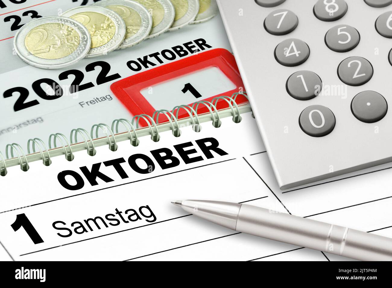 Gesetzlicher Mindestlohn in Deutschland am 1. Oktober 2022 und 12,00 Euro mit Kalender und Rechner Stock Photo
