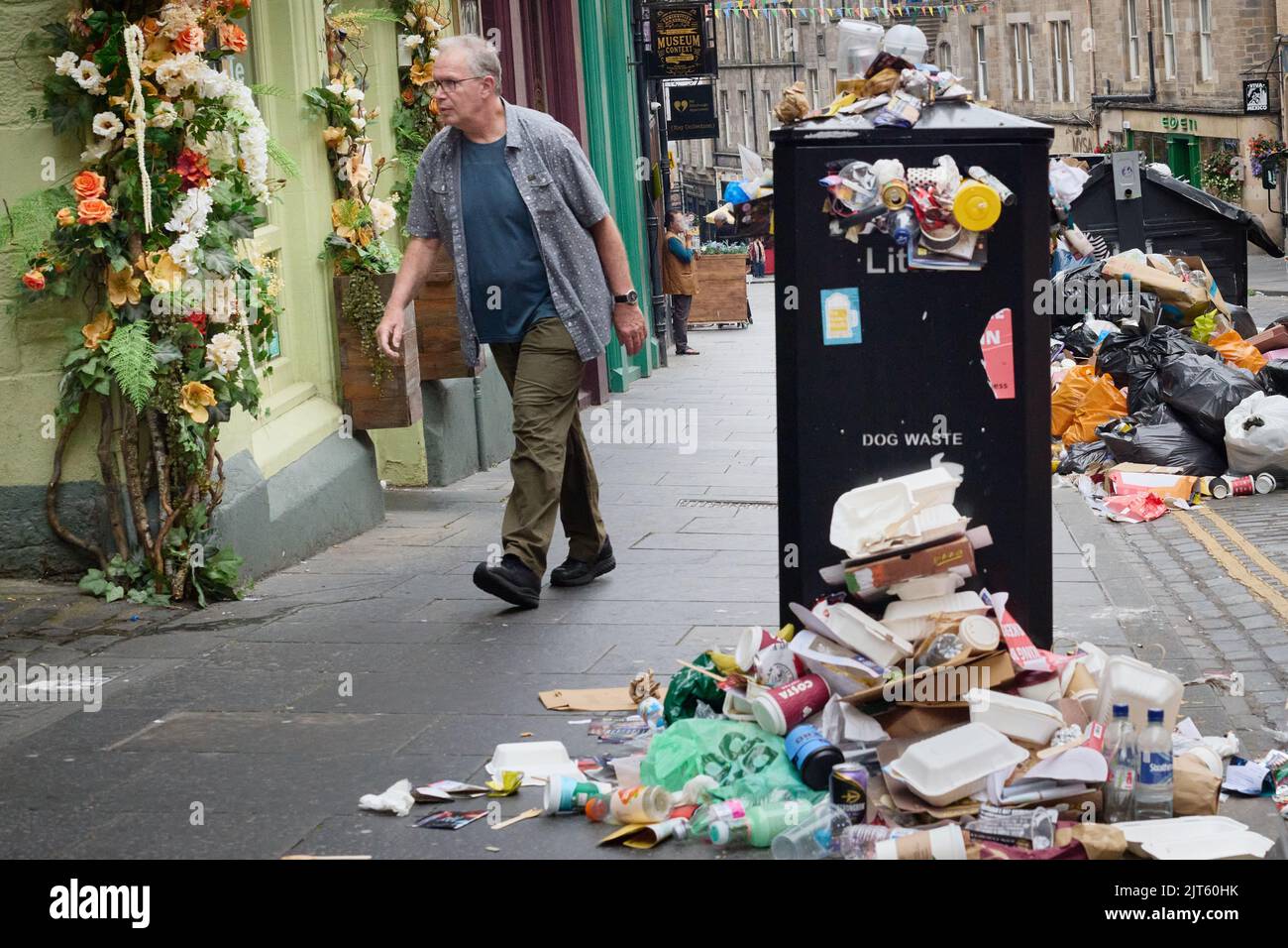Edinburgh Scotland, UK 28 August 2022. Bins overflow with litter in the city centre due to strike action by workers. credit sst/alamy live news Stock Photo