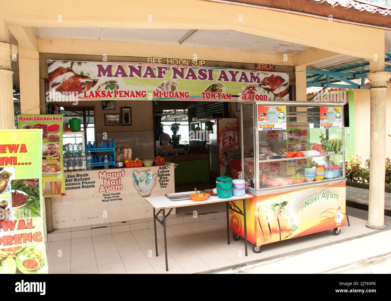 Roadside food stall, Batu Ferringhi, Penang, Malaysia, Asia.  Malaysians love food and here several of the most popular dishes are advertised, e.g. La Stock Photo