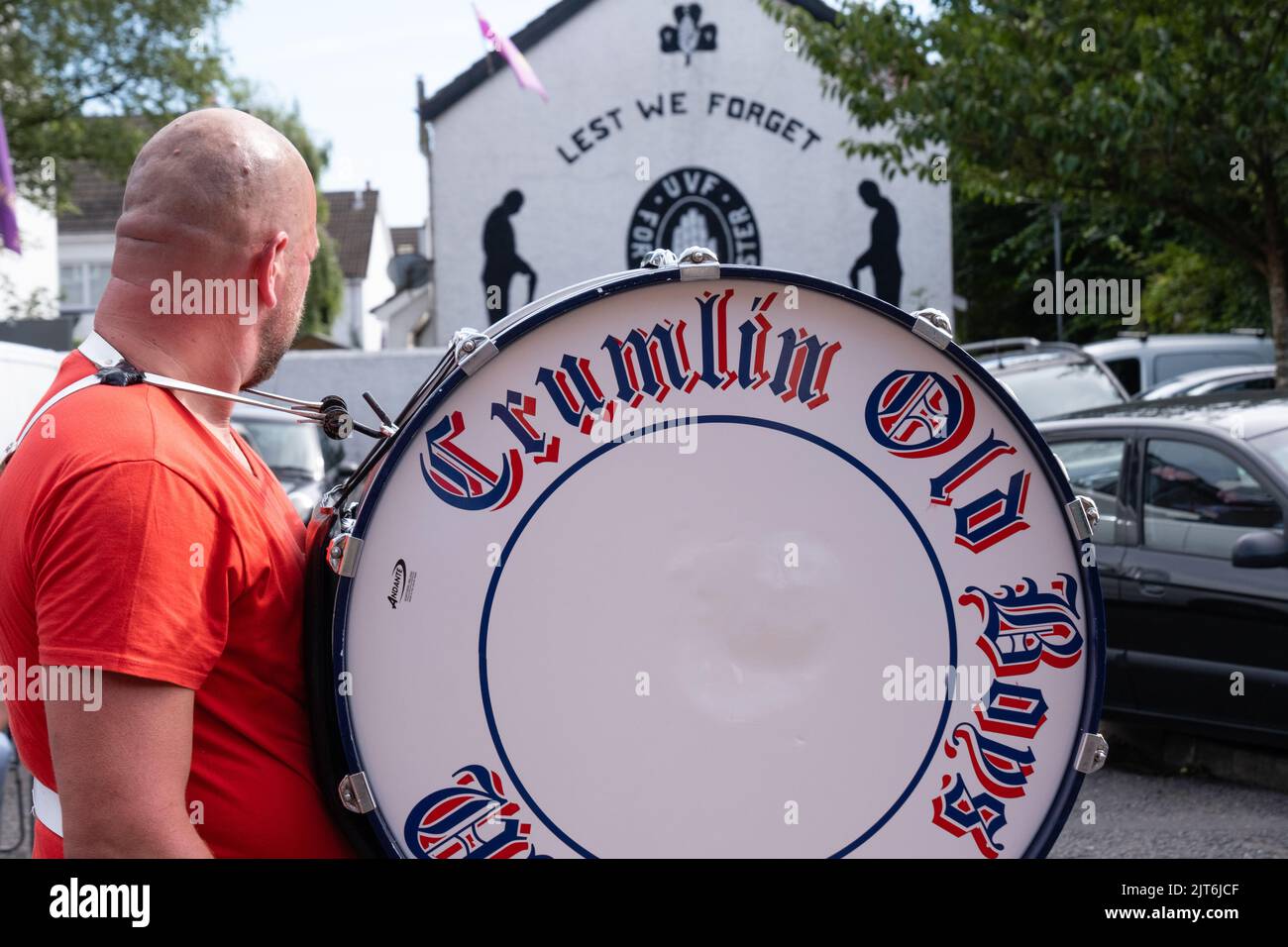 Crumlin Old Boys flute band passing loyalist paramilitary mural in Ballyclare. Stock Photo