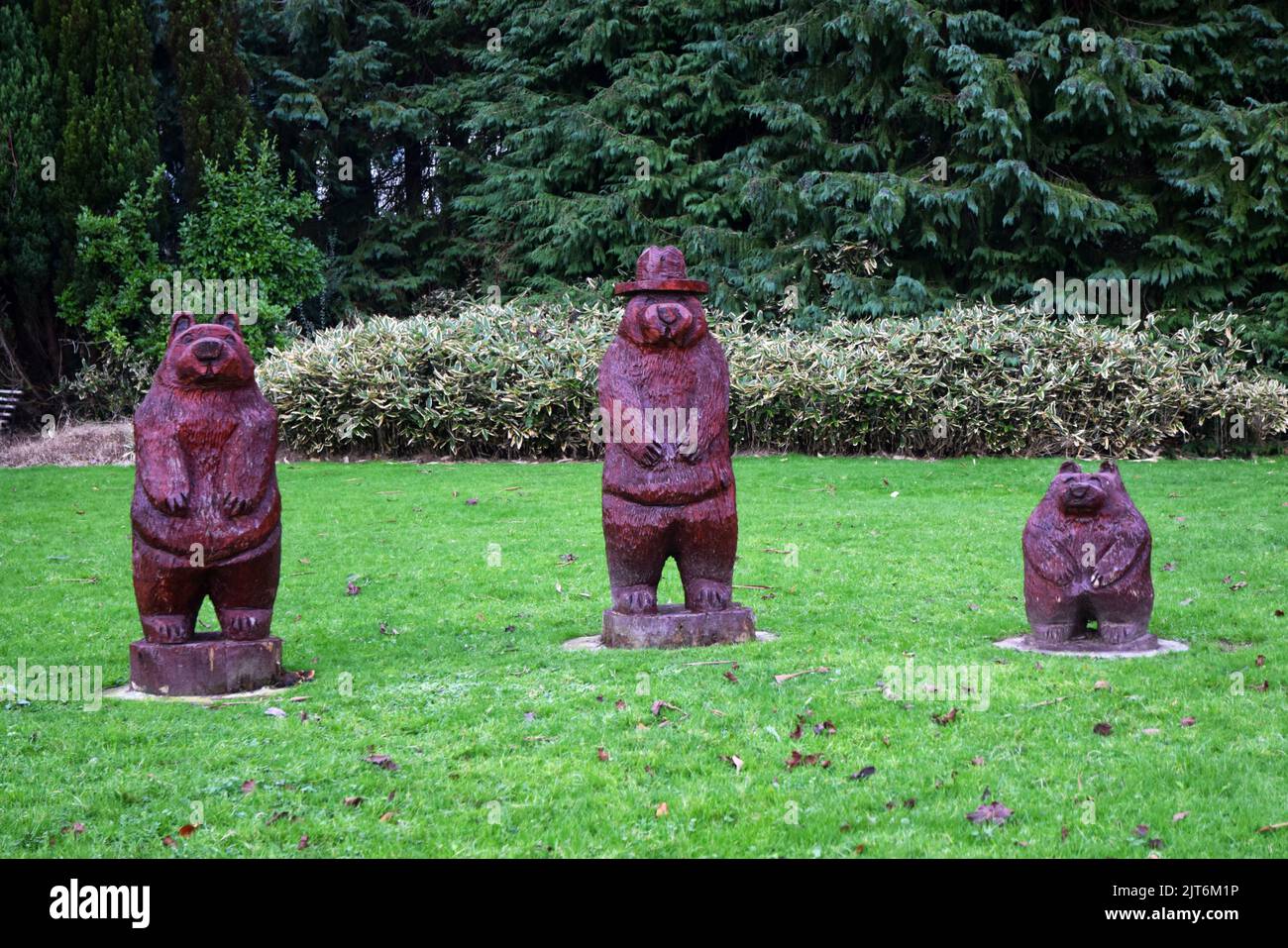 the three bears, carved wooden sculptures, ireland Stock Photo Alamy