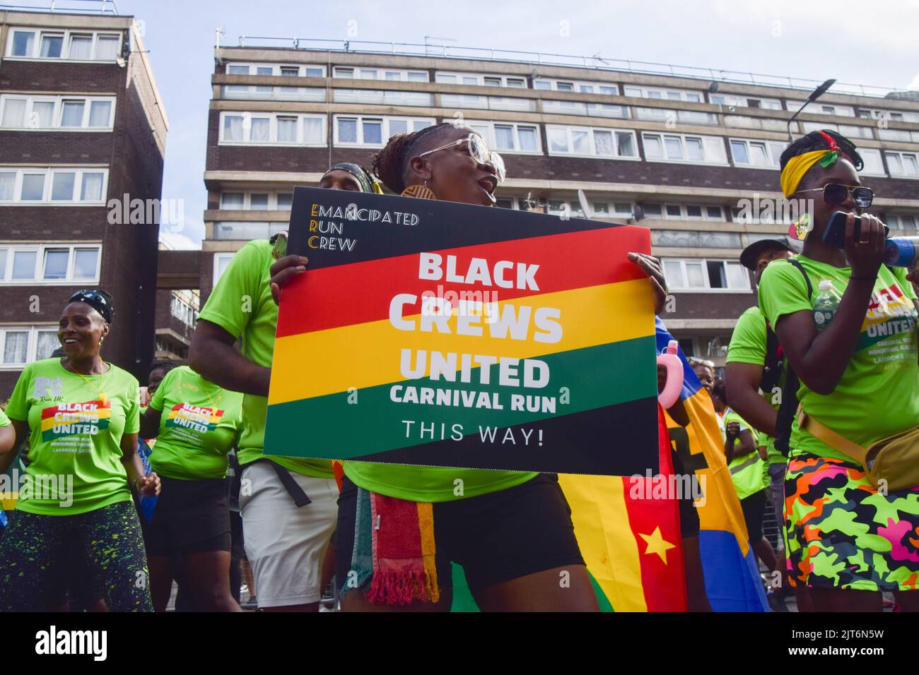 London, UK. 28th August 2022. Carnival run participants kick off the opening day parade as Notting Hill Carnival returns after a two-year absence. Credit: Vuk Valcic/Alamy Live News Stock Photo