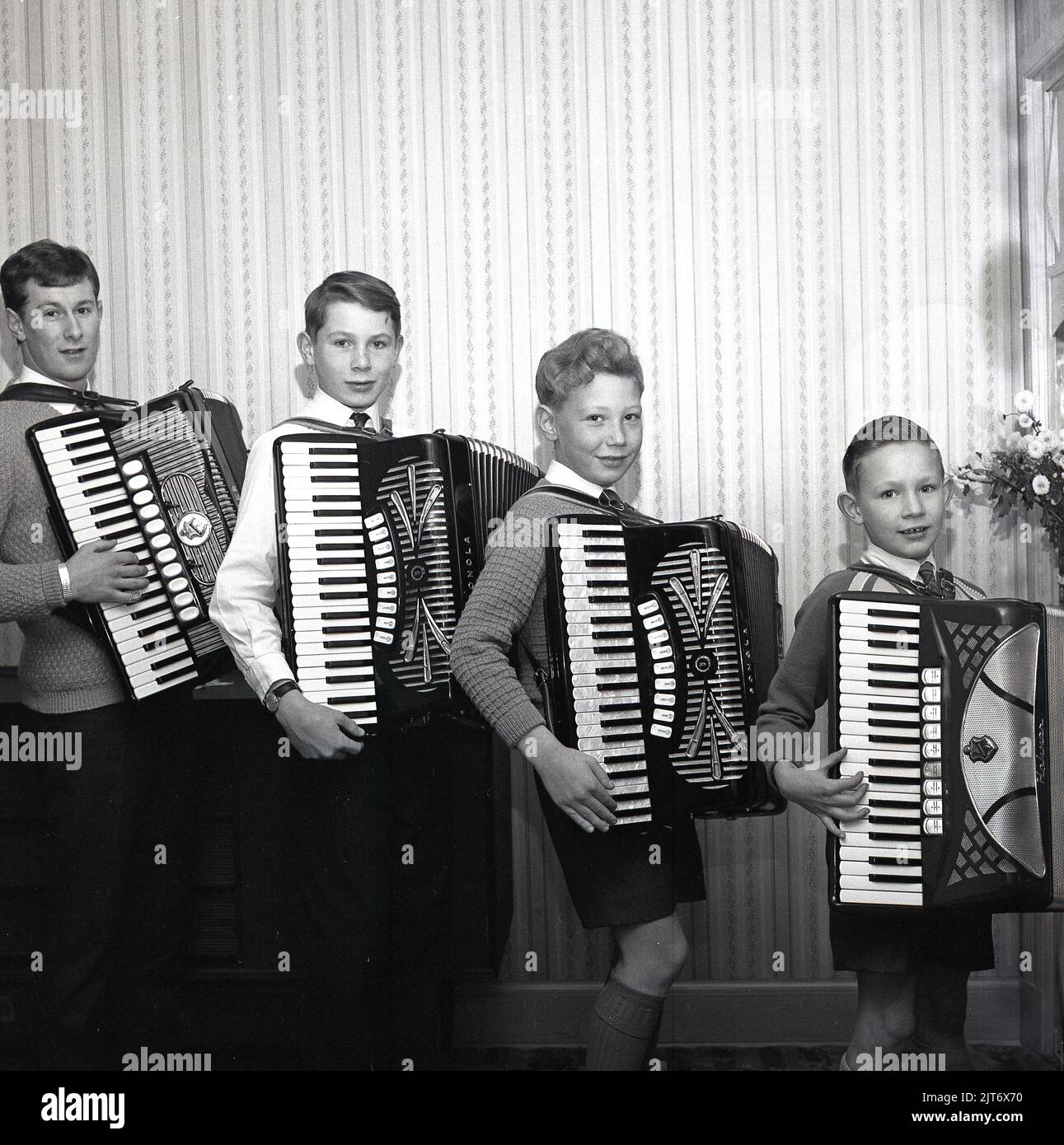 Piano accordions hi-res stock photography and images - Alamy