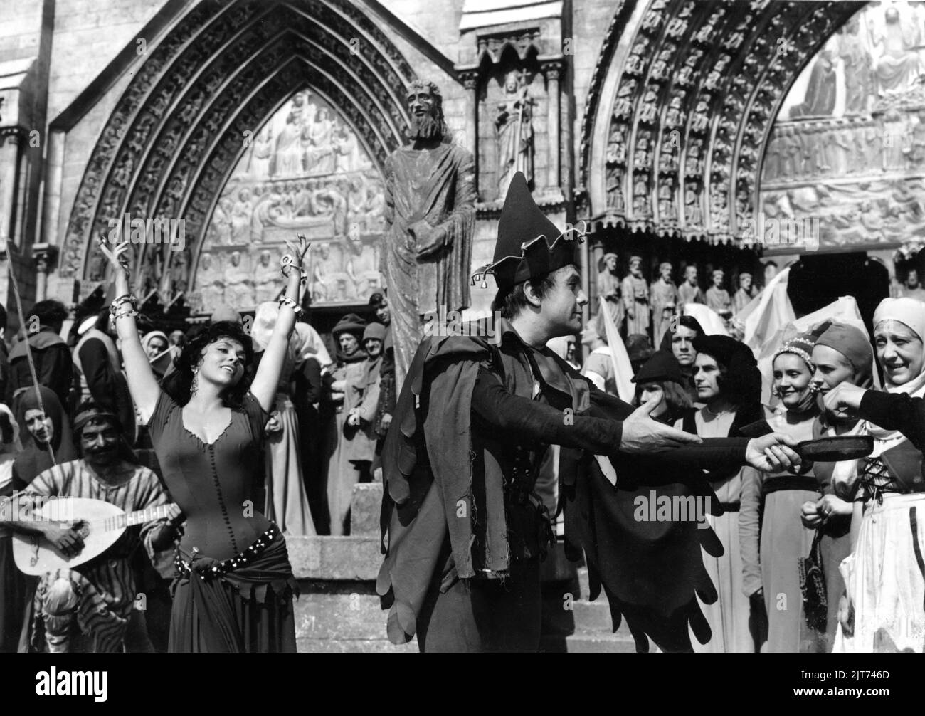 GINA LOLLOBRIGIDA as Esmeralda and ROBERT HIRSCH as Gringoire in THE HUNCHBACK OF NOTRE DAME / NOTRE DAME DE PARIS 1956 director JEAN DELANNOY novel Victor Hugo adaptation / dialogue Jean Aurenche and Jacques Prevert music Georges Auric costume design Georges Benda production design Rene Renoux choreographer Leonid Massine producers Raymond and Robert Hakim France - Italy co-production Paris Film Productions / Panitalia Stock Photo