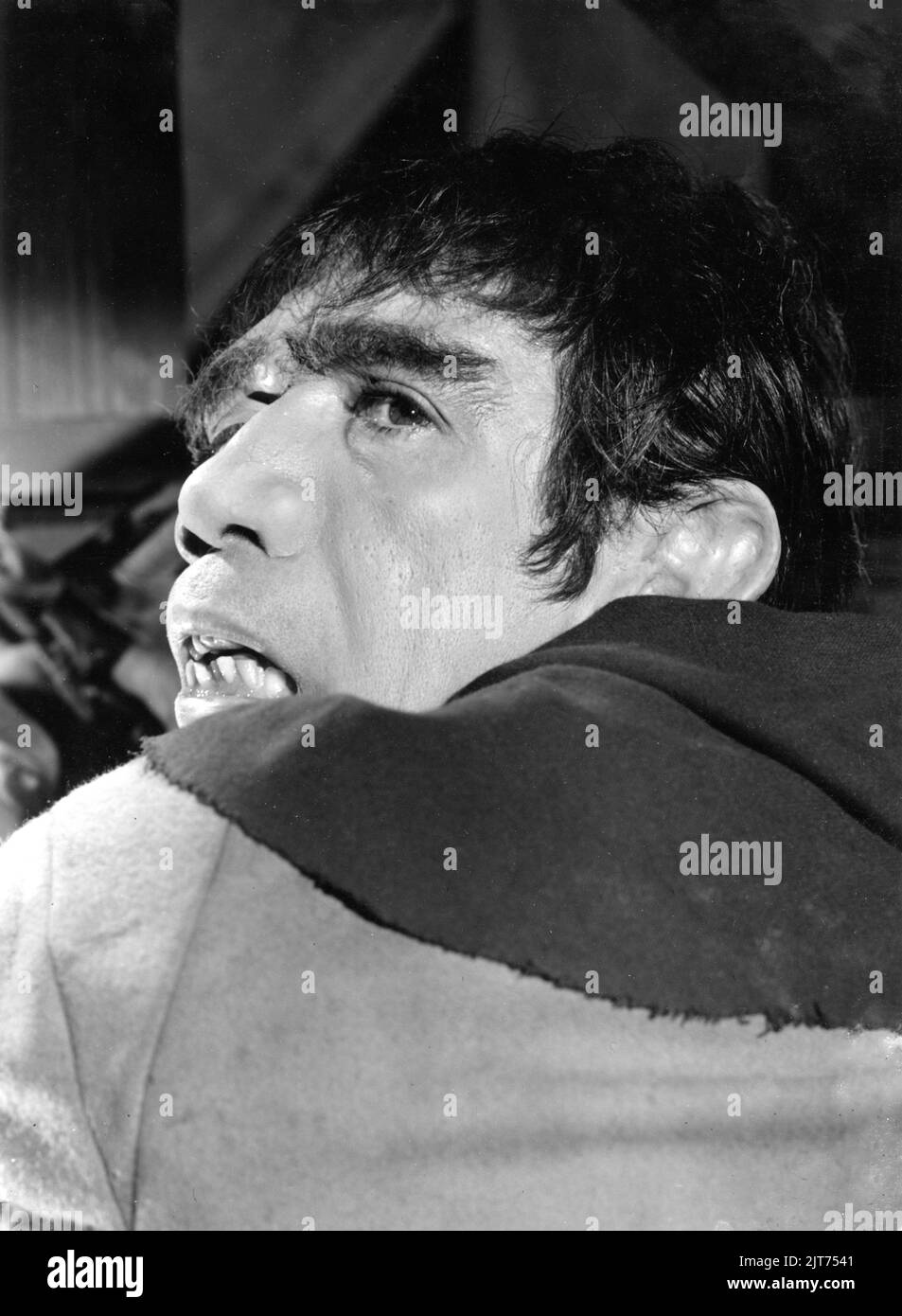ANTHONY QUINN Portrait as Quasimodo in THE HUNCHBACK OF NOTRE DAME / NOTRE DAME DE PARIS 1956 director JEAN DELANNOY novel Victor Hugo adaptation / dialogue Jean Aurenche and Jacques Prevert music Georges Auric costume design Georges Benda production design Rene Renoux choreographer Leonid Massine producers Raymond and Robert Hakim France - Italy co-production Paris Film Productions / Panitalia Stock Photo