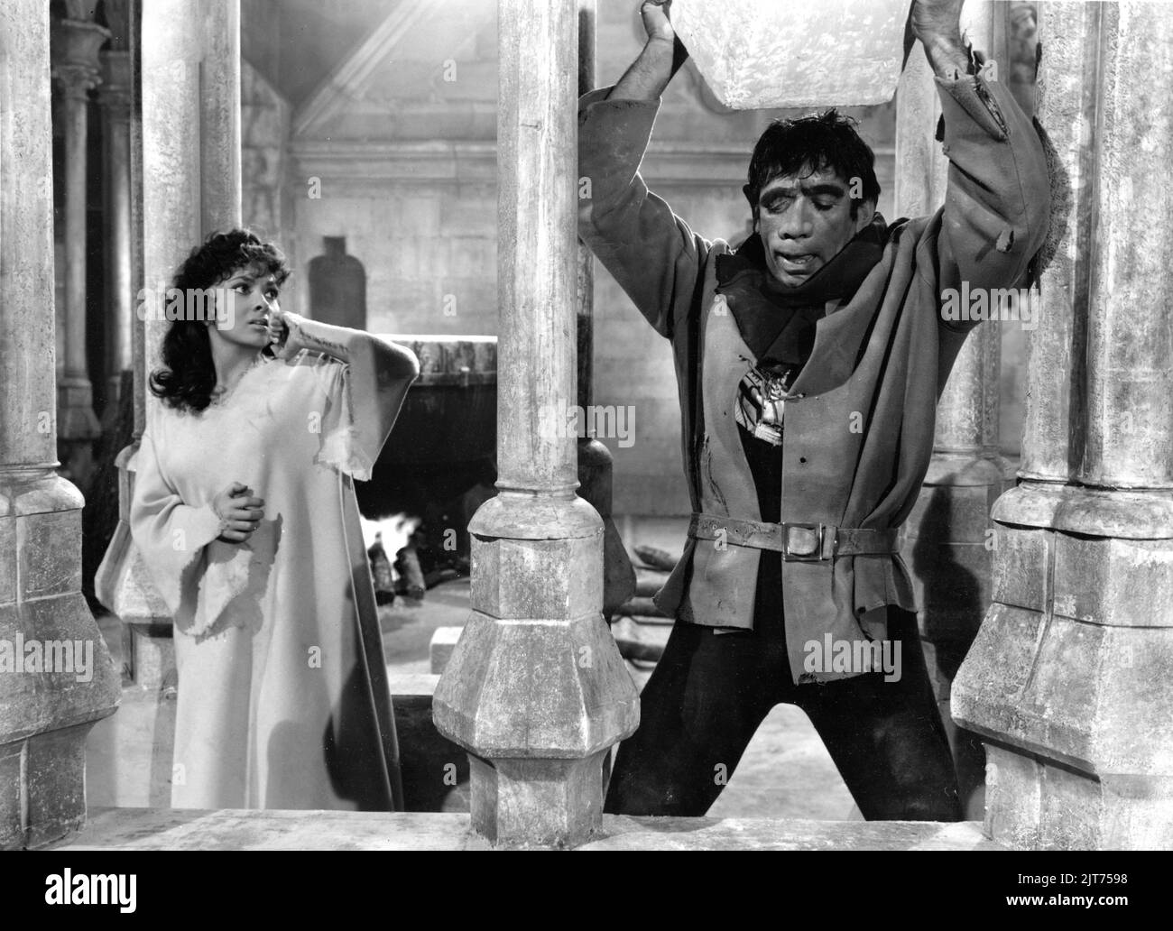 GINA LOLLOBRIGIDA as Esmeralda and ANTHONY QUINN as Quasimodo in THE HUNCHBACK OF NOTRE DAME / NOTRE DAME DE PARIS 1956 director JEAN DELANNOY novel Victor Hugo adaptation / dialogue Jean Aurenche and Jacques Prevert music Georges Auric costume design Georges Benda production design Rene Renoux choreographer Leonid Massine producers Raymond and Robert Hakim France - Italy co-production Paris Film Productions / Panitalia Stock Photo