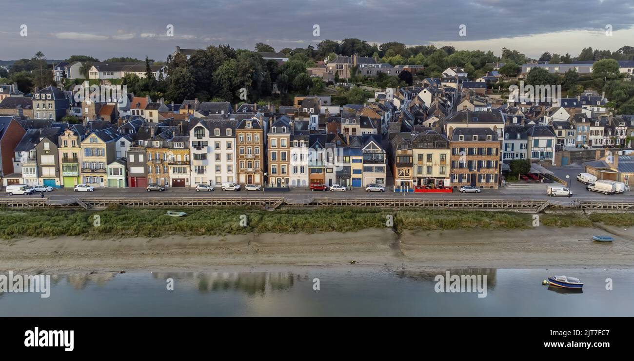 L'entrée du port de Saint Valery sur Somme , photo drone, vue du chenal et du feu de port pendant le lever de soleil. Stock Photo