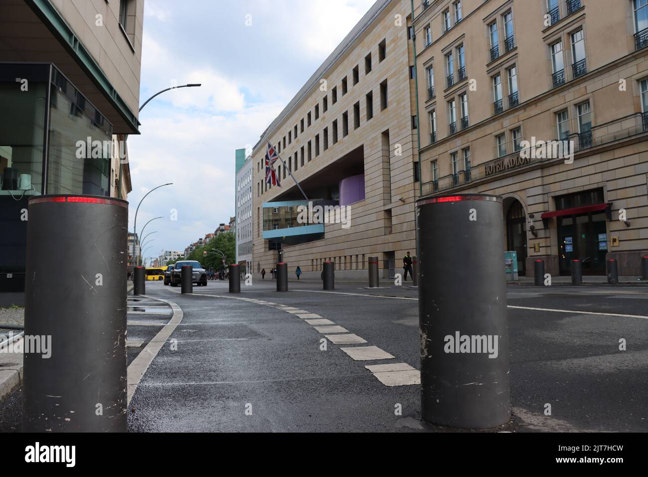 durch versenkbare Poller gessicherte Strasse vor der  Britischen Botschaft, Deutschland, Berlin Stock Photo