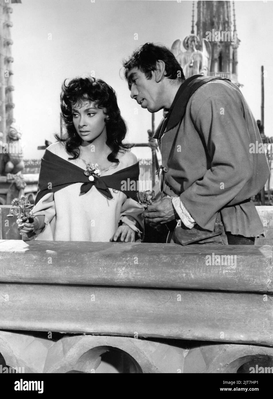 GINA LOLLOBRIGIDA as Esmeralda and ANTHONY QUINN as Quasimodo in THE HUNCHBACK OF NOTRE DAME / NOTRE DAME DE PARIS 1956 director JEAN DELANNOY novel Victor Hugo adaptation / dialogue Jean Aurenche and Jacques Prevert music Georges Auric costume design Georges Benda production design Rene Renoux choreographer Leonid Massine producers Raymond and Robert Hakim France - Italy co-production Paris Film Productions / Panitalia Stock Photo