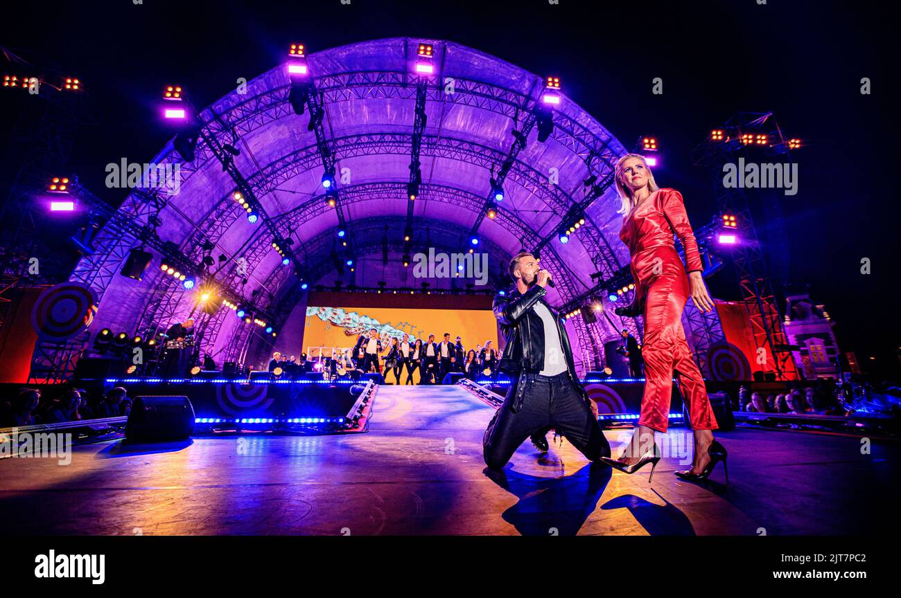 20220828 223309 AMSTERDAM Jim Bakkum and Bettina Holwerda return once as Danny and Sandy