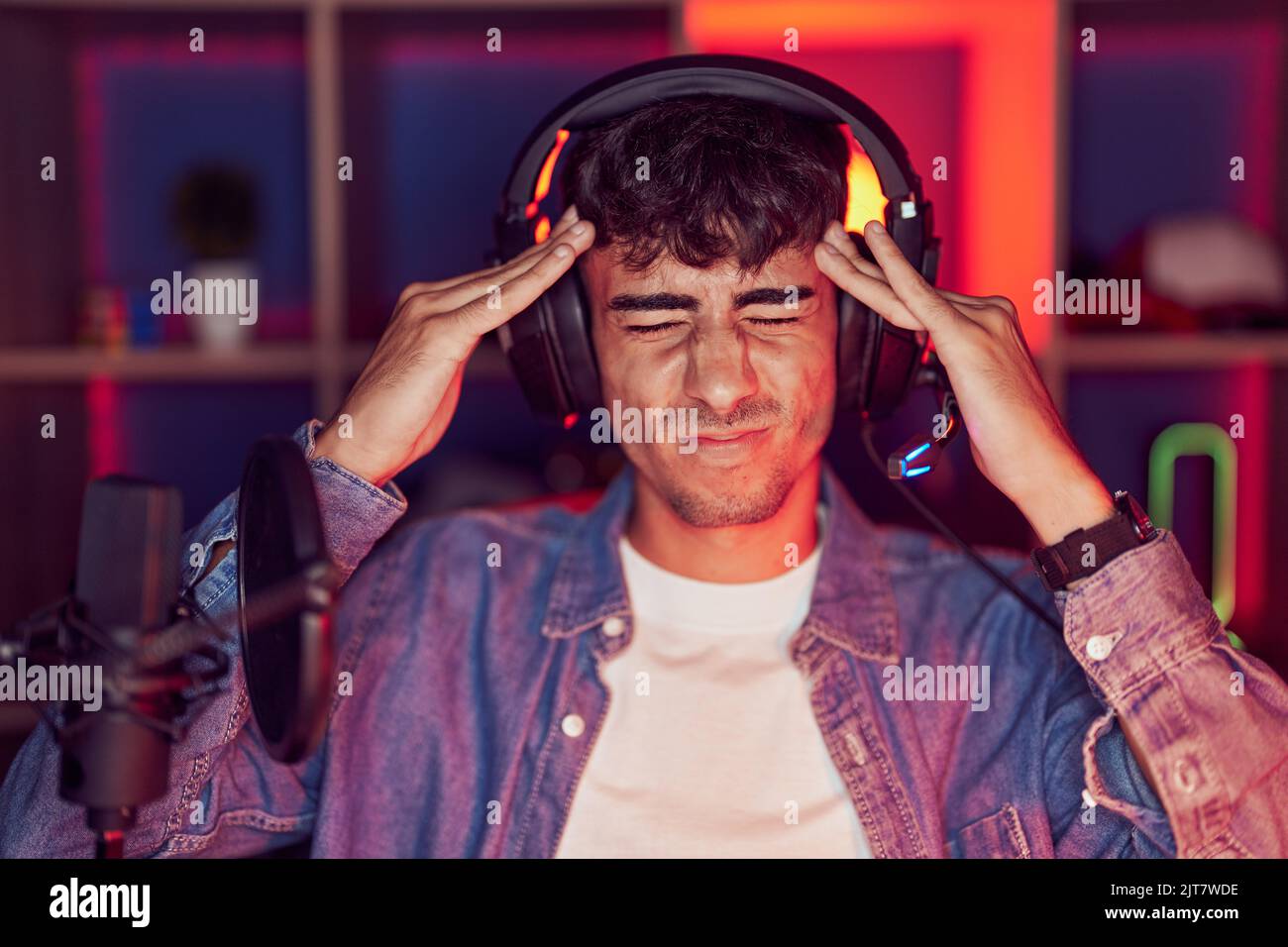 Headache Playing Computer Headache gamer man on hi-res stock photography and images - Alamy
