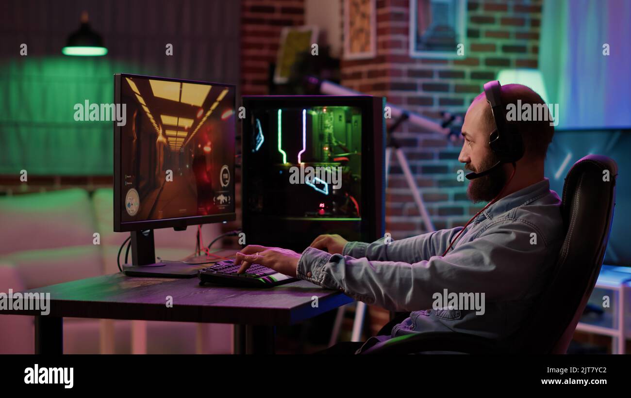 Man using pc gaming setup hi-res stock photography and images - Alamy