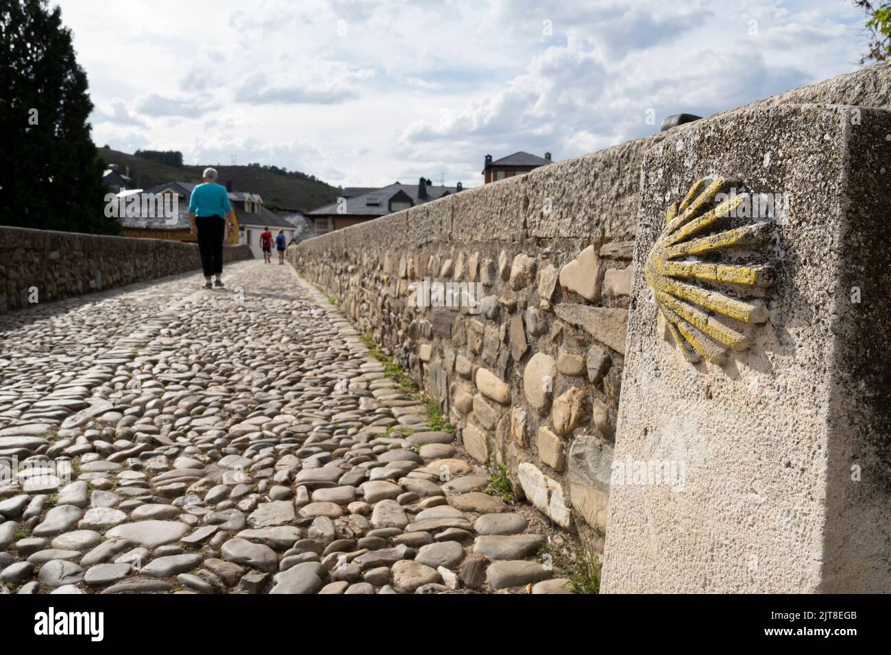 A traditional marker on the Puente Romano de Molinaseca welcomes pilgrims along the Camino Frances to the picturesque village in León, Spain. The scal Stock Photo