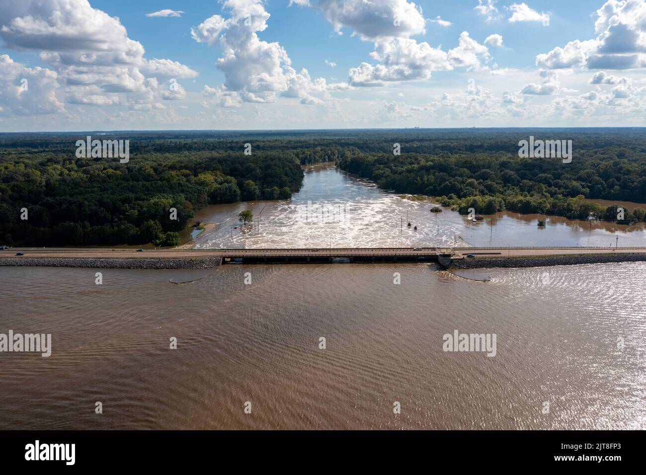 Jackson, MS - August 28, 2022: The Ross Barnett Reservoir Spillway dam, that feeds the Pearl River, into Jackson, MS, with flooding due to high rain levels. Credit: Chad Robertson/Alamy Live News Stock Photo