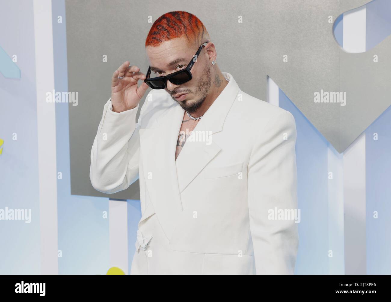 J Balvin Gleams in White Louis Vuitton Suit at MTV VMAs 2022 – WWD