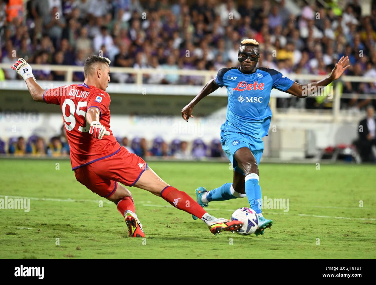 Florence, Italy. 28th Aug, 2022. Napoli's Victor Osimhen (R) vies with Fiorentina's goalkeeper Pierluigi Gollini during a Serie A football match between Fiorentina and Napoli in Florence, Italy, Aug. 28, 2022. Credit: Alberto Lingria/Xinhua/Alamy Live News Stock Photo