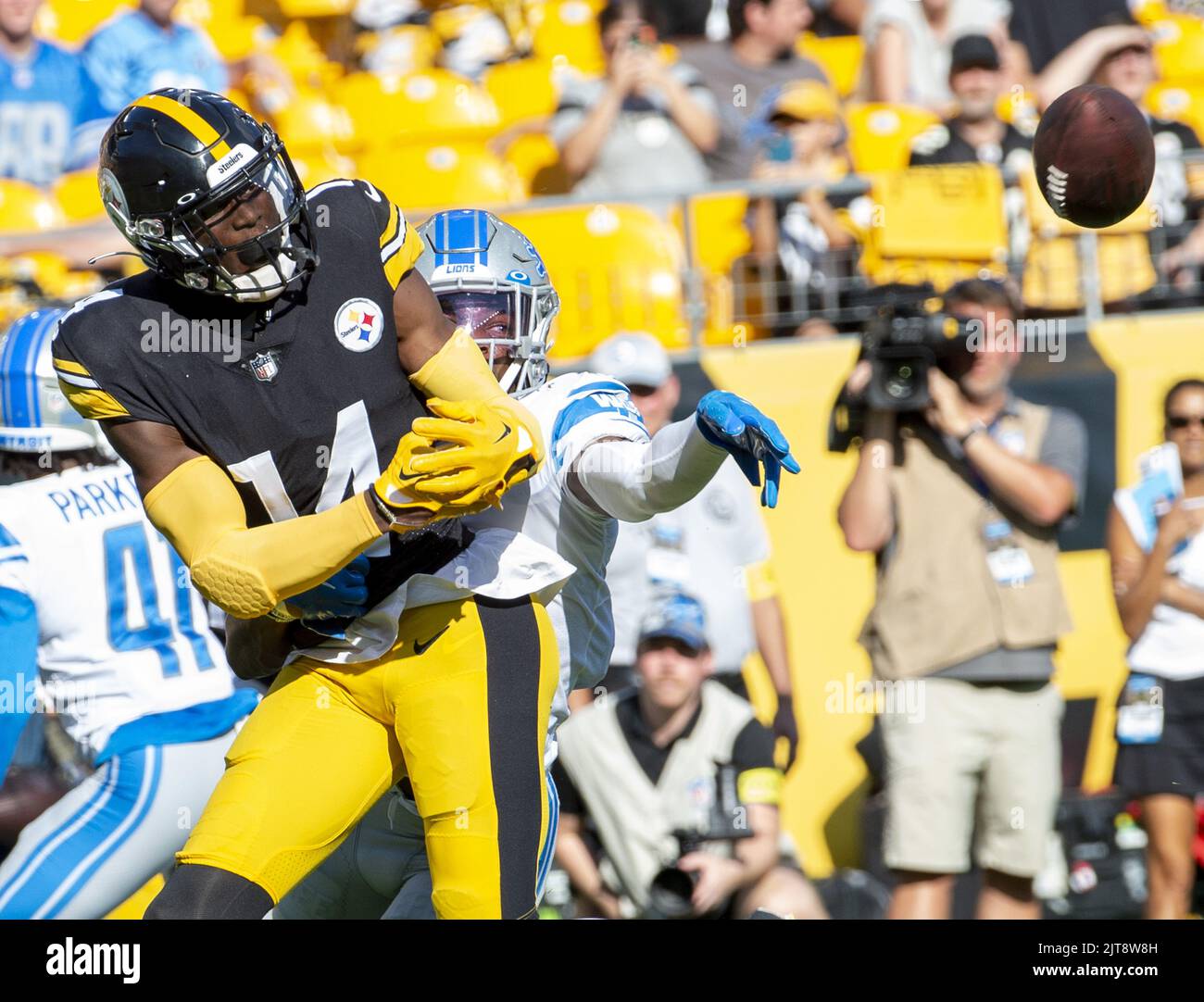 Pittsburgh, Pennsylvania, USA. 20th Nov, 2022. November 20th, 2022  Pittsburgh Steelers wide receiver George Pickens (14) smiling during  Pittsburgh Steelers vs Cincinnati Bengals in Pittsburgh, PA. Jake  Mysliwczyk/BMR (Credit Image: © Jake