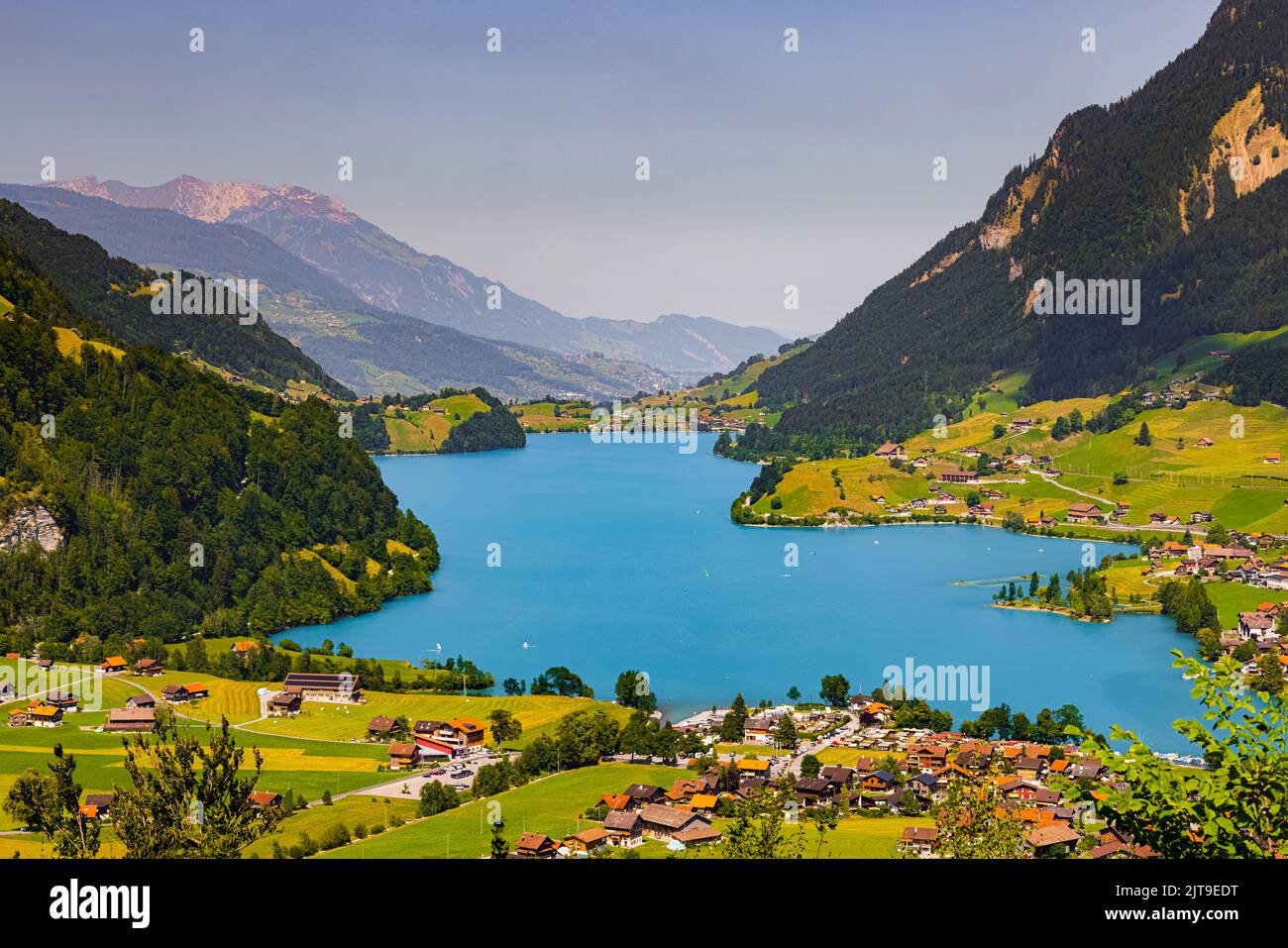 Lungern is een gemeente en plaats in het Zwitserse kanton Obwalden. Lungern ligt aan het Lungernmeer en aan de voet van de Brünigpas. Stock Photo