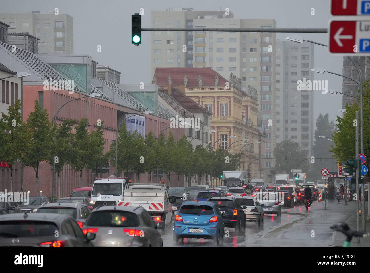 26 August 2022, Brandenburg, Potsdam Cars are stuck in traffic jams in