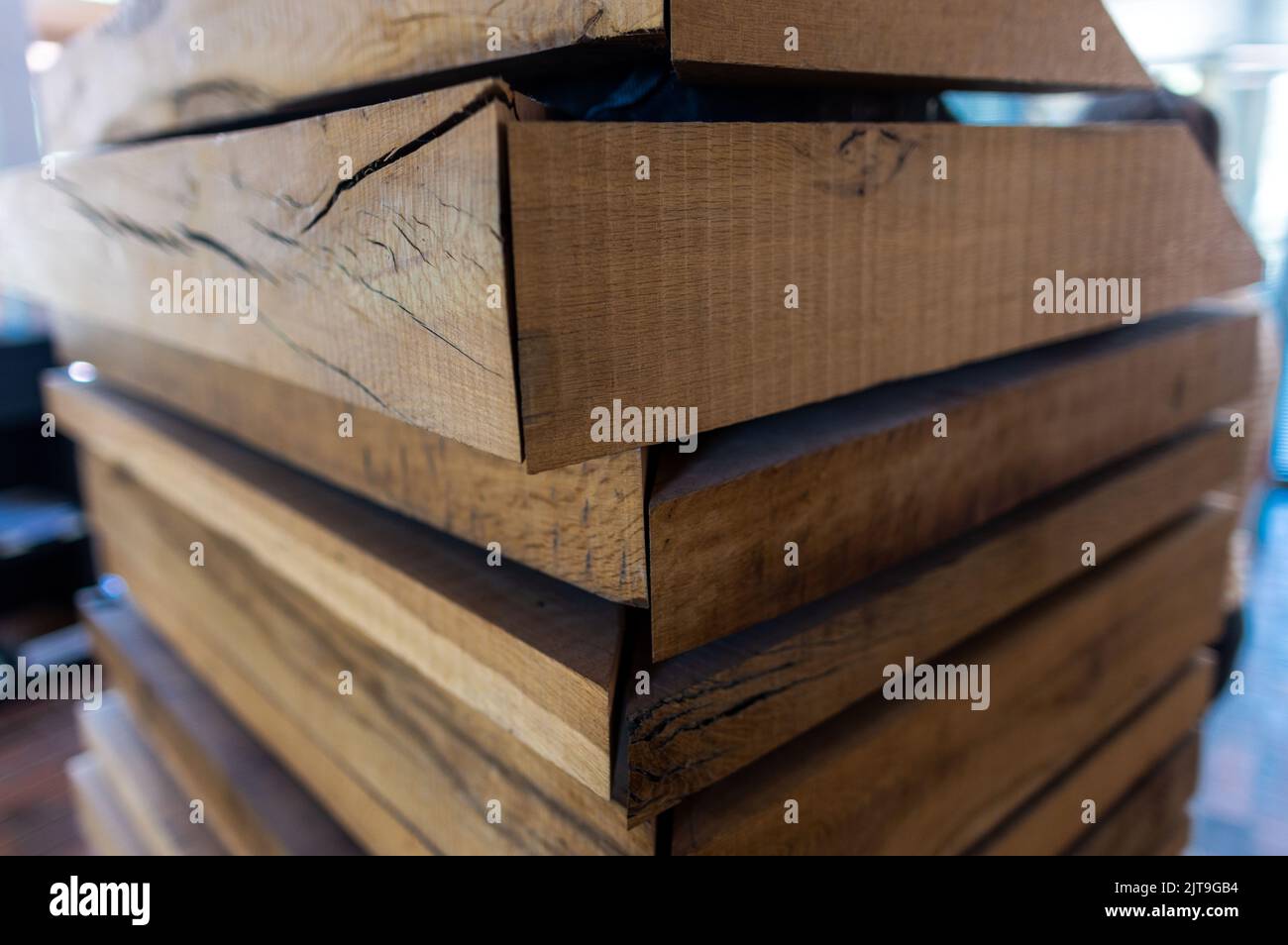 18 August 2022, Mecklenburg-Western Pomerania, Gülzow-Prüzen: Building material made of wood is on display at the Agency for Renewable Resources. Photo: Jens Büttner/dpa Stock Photo