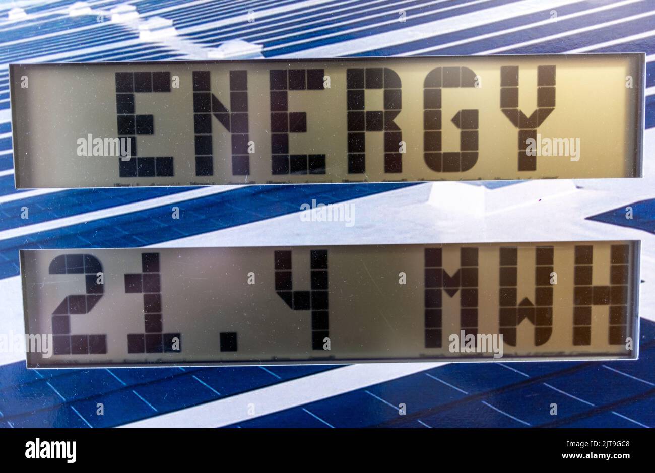 18 August 2022, Mecklenburg-Western Pomerania, Gülzow-Prüzen: The digital display of a solar plant in the Agency for Renewable Resources. Photo: Jens Büttner/dpa Stock Photo