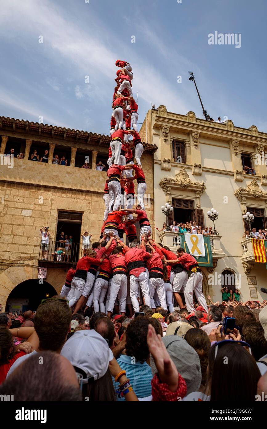 Day of Sant Fèlix in Vilafranca del Penedès. 'Castell 3 de 10 amb folre i manilles' (Castle with 3 people in 10 levels with a 'folre' -lining-) Spain Stock Photo