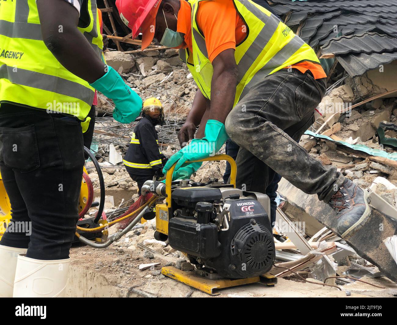 Abuja, Nigeria. 29th August 2022. Rescue workers at the scene of a collapsed building in Kubwa, a suburb of Abuja, Nigeria’s capital city. Two persons were confirmed dead after a three-storey building under reconstruction collapsed. Credit: Majority World CIC/Alamy Live News Stock Photo