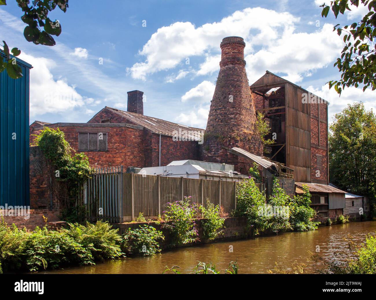 A derelict pottery, featuring a disused kiln, close to the canal in Stoke-on-Trent Stock Photo