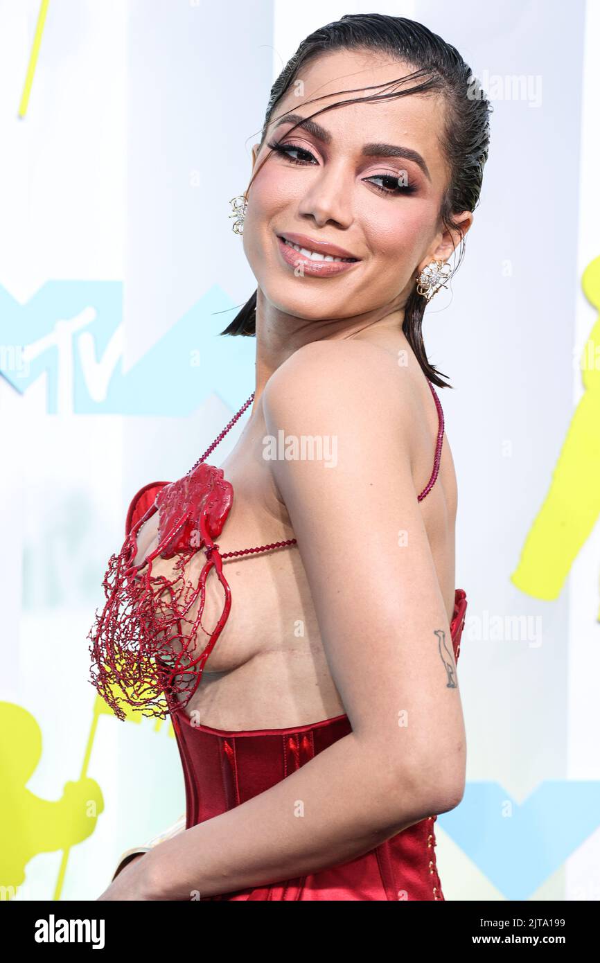 Newark, USA. 28th Aug, 2022. NEWARK, NEW JERSEY, USA - AUGUST 28: Anitta wearing Schiaparelli Couture with D'Accori shoes and Tiffany & Co. jewels arrives at the 2022 MTV Video Music Awards held at the Prudential Center on August 28, 2022 in Newark, New Jersey, USA. (Photo by Xavier Collin/Image Press Agency) Credit: Image Press Agency/Alamy Live News Stock Photo