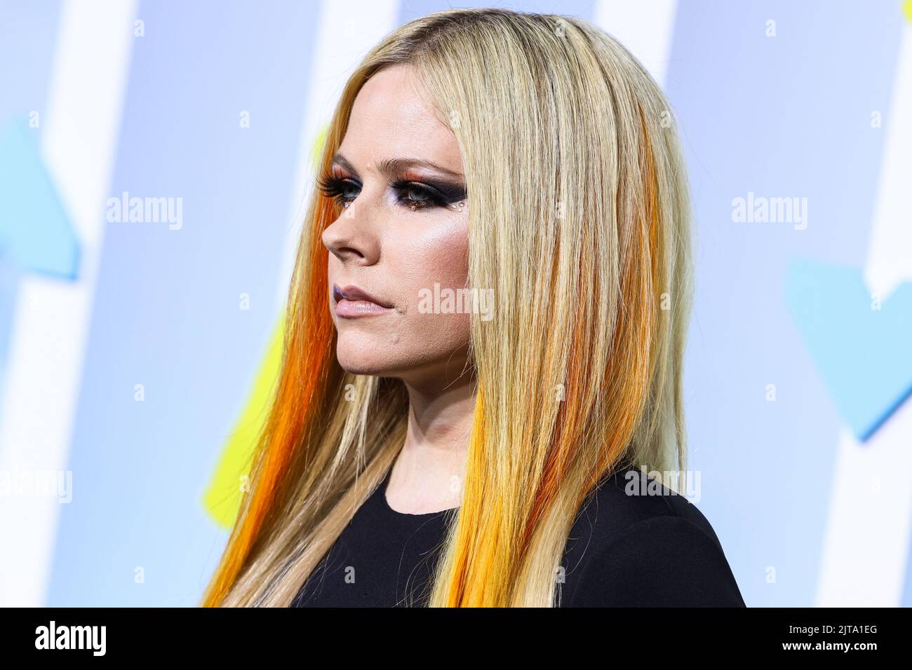 NEWARK, NEW JERSEY, USA AUGUST 28 Avril Lavigne arrives at the 2022