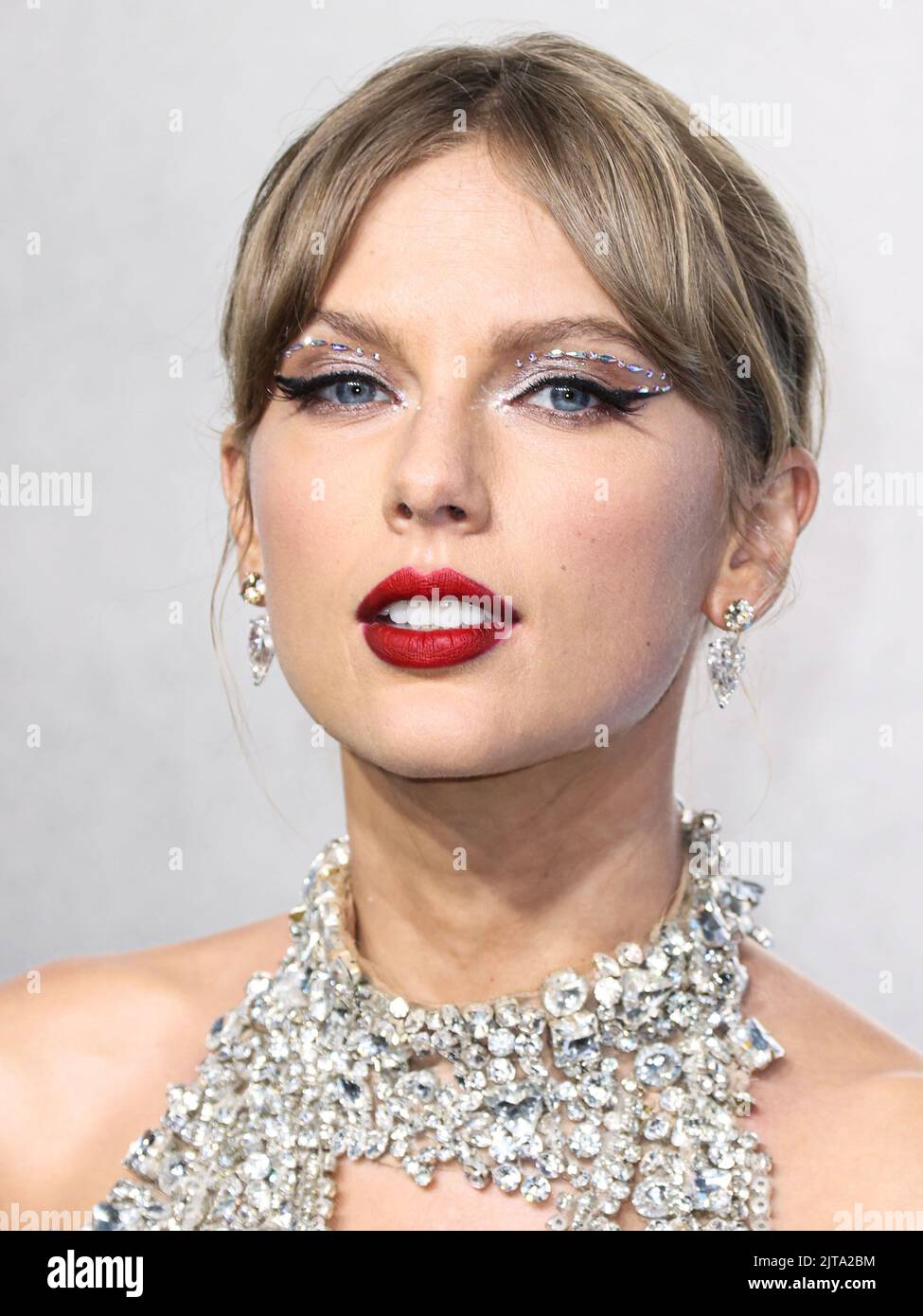 NEWARK, NEW JERSEY, USA - AUGUST 28: Taylor Swift wearing an Oscar de la Renta dress, Christian Louboutin shoes, and Lorraine Schwartz jewelry arrives at the 2022 MTV Video Music Awards held at the Prudential Center on August 28, 2022 in Newark, New Jersey, USA. (Photo by Xavier Collin/Image Press Agency) Stock Photo