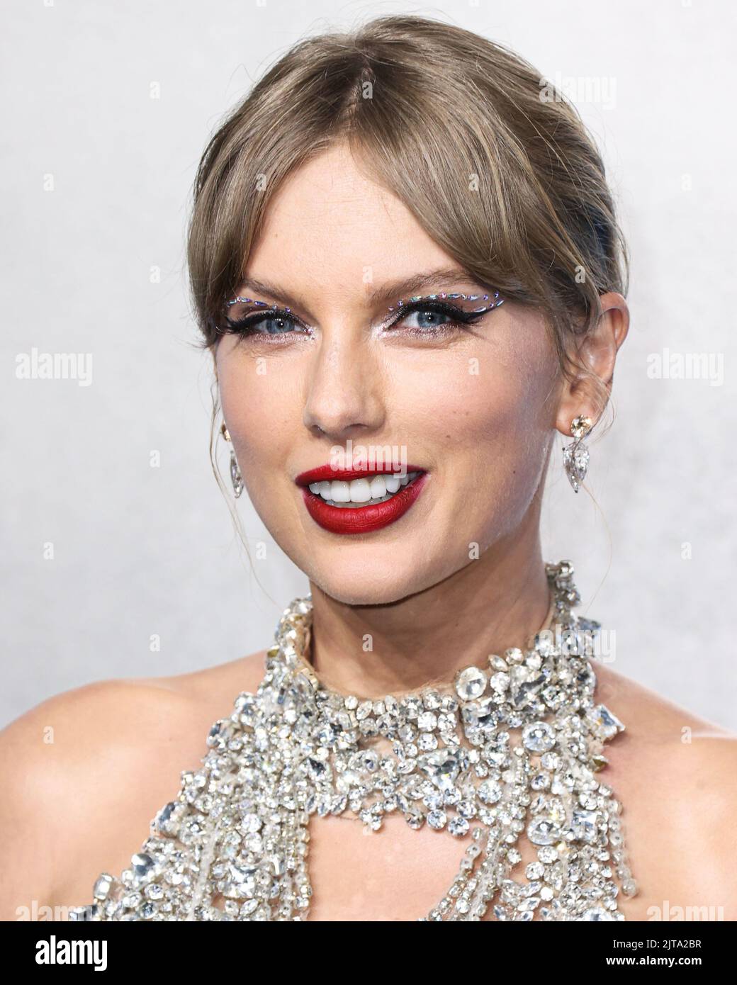 NEWARK, NEW JERSEY, USA - AUGUST 28: Taylor Swift wearing an Oscar de la Renta dress, Christian Louboutin shoes, and Lorraine Schwartz jewelry arrives at the 2022 MTV Video Music Awards held at the Prudential Center on August 28, 2022 in Newark, New Jersey, USA. (Photo by Xavier Collin/Image Press Agency) Stock Photo