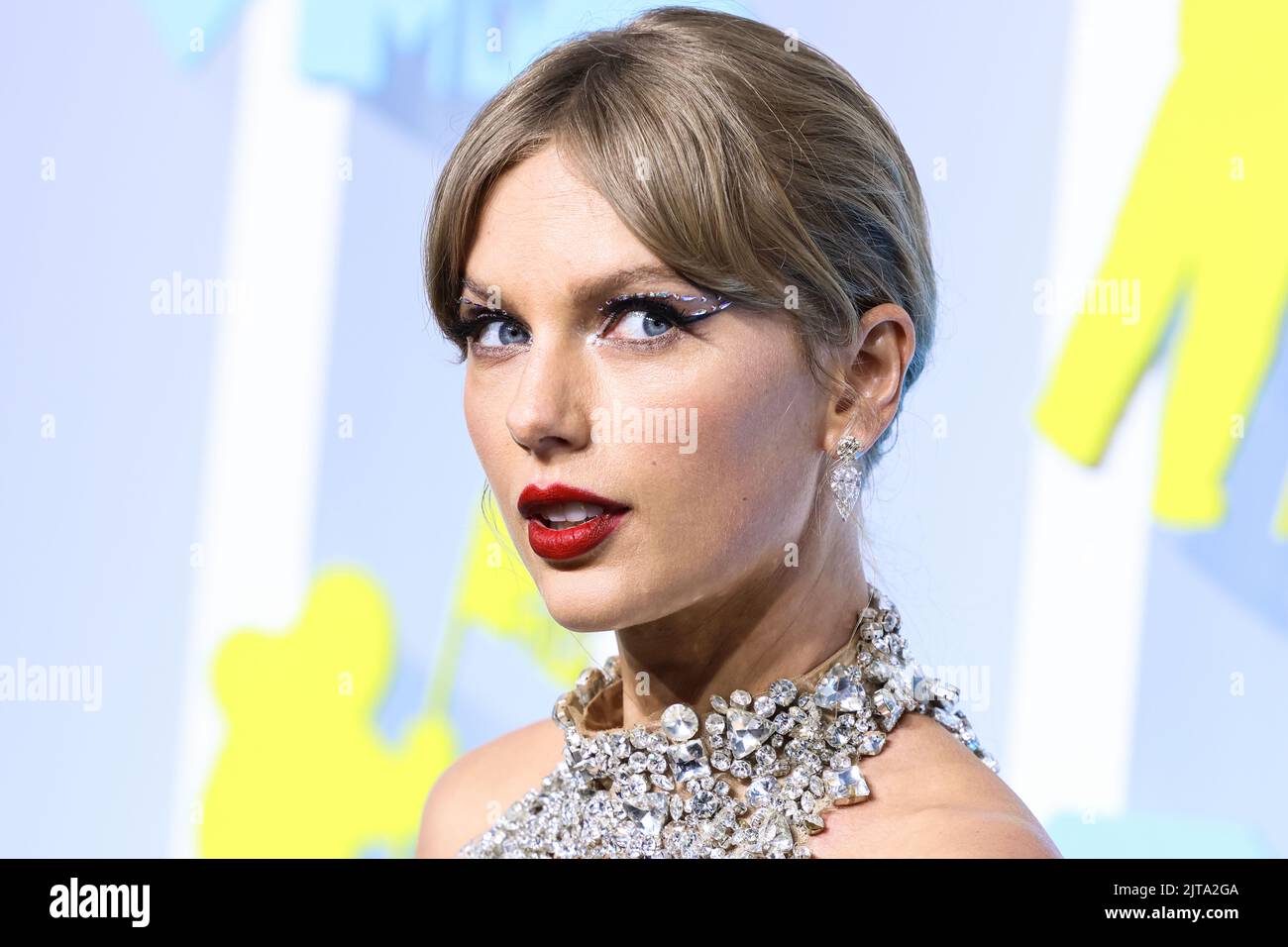 Newark, USA. 28th Aug, 2022. NEWARK, NEW JERSEY, USA - AUGUST 28: Taylor Swift wearing an Oscar de la Renta dress, Christian Louboutin shoes, and Lorraine Schwartz jewelry arrives at the 2022 MTV Video Music Awards held at the Prudential Center on August 28, 2022 in Newark, New Jersey, USA. (Photo by Xavier Collin/Image Press Agency) Credit: Image Press Agency/Alamy Live News Stock Photo