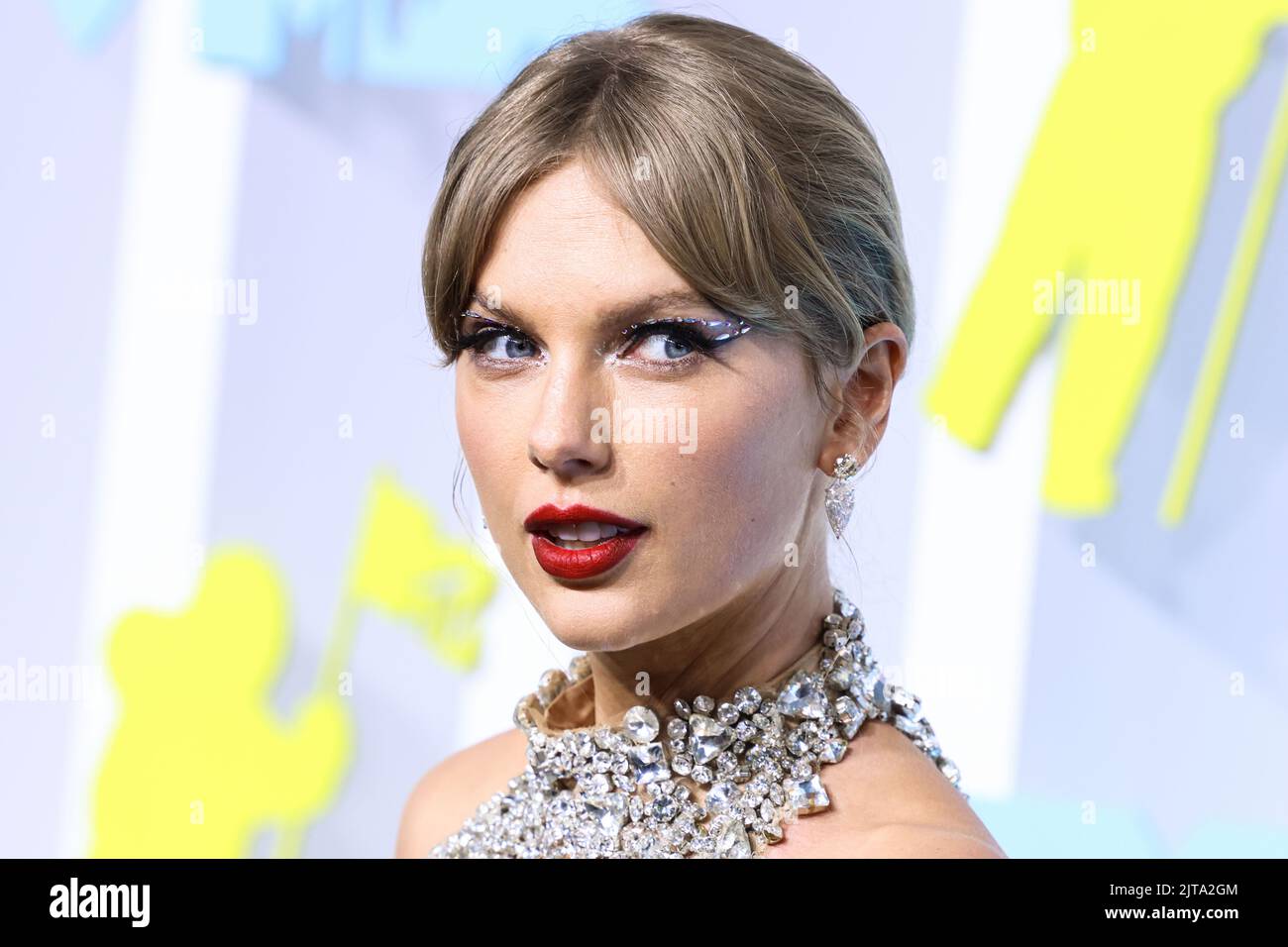 Newark, USA. 28th Aug, 2022. NEWARK, NEW JERSEY, USA - AUGUST 28: Taylor Swift wearing an Oscar de la Renta dress, Christian Louboutin shoes, and Lorraine Schwartz jewelry arrives at the 2022 MTV Video Music Awards held at the Prudential Center on August 28, 2022 in Newark, New Jersey, USA. (Photo by Xavier Collin/Image Press Agency) Credit: Image Press Agency/Alamy Live News Stock Photo