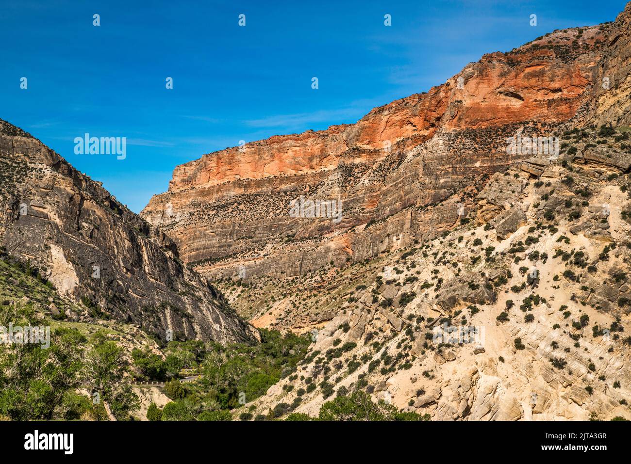 Cliffs over Shell Creek in Shell Canyon, Bighorn Scenic Byway (Highway US-14), near Post Creek picnic area, early morning, Bighorn Mtns, Wyoming, USA Stock Photo