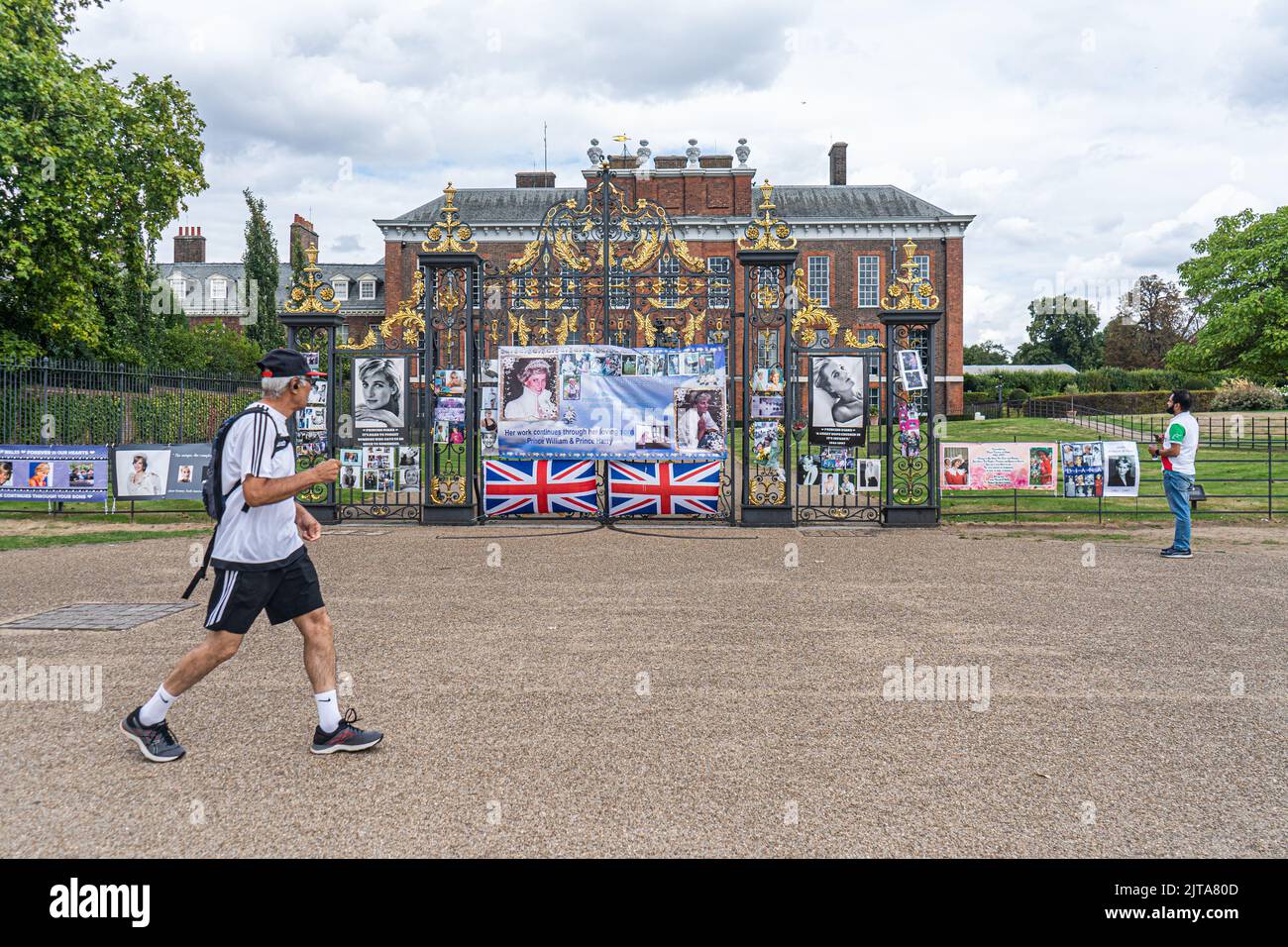 London, UK. 29 August 2022 Memorabilia and tributes  attached by royal fans at  the gates  of the former  residence of  Diana, Princess of Wales at Kensington Palace before  the 25th anniversary of her death on 31 August 1997 . Credit. amer ghazzal/Alamy Live News Stock Photo