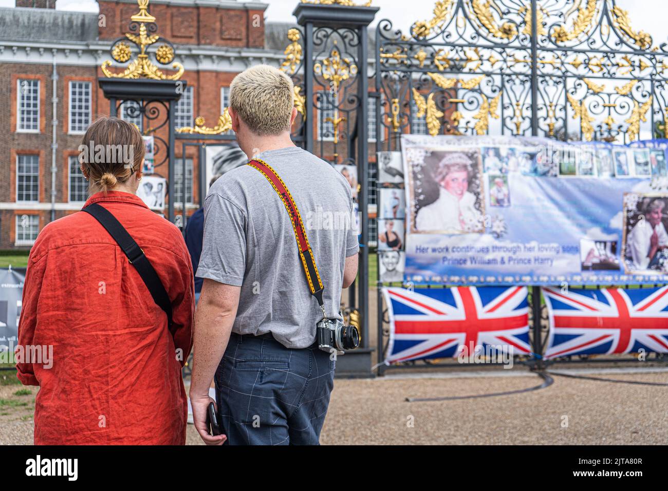 London, UK. 29 August 2022  Visitors view  the memorabilia and tributes  attached by royal fans at  the gates  of the former  residence of  Diana, Princess of Wales at Kensington Palace before  the 25th anniversary of her death on 31 August 1997 . Credit. amer ghazzal/Alamy Live News Stock Photo