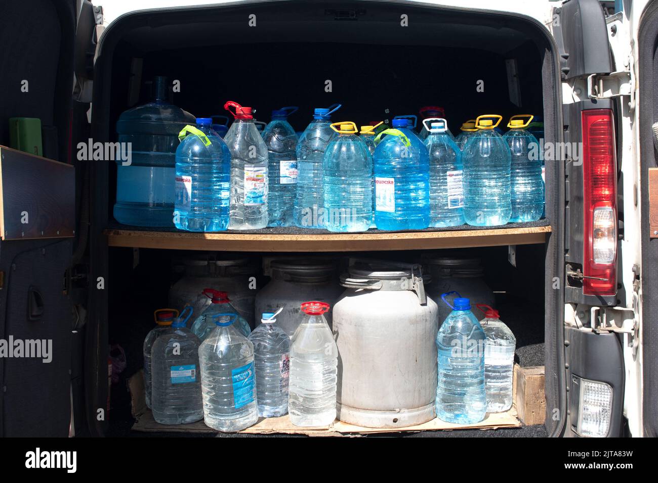 Mykolaiv, Ukraine. 29th Aug, 2022. Residents of Mykolaiv, Ukraine on August 29, 2022, come to the water collection point due to the government's notice of a total water cut. (Photo by Maria Ximena Borrazas/Sipa USA) Credit: Sipa USA/Alamy Live News Stock Photo