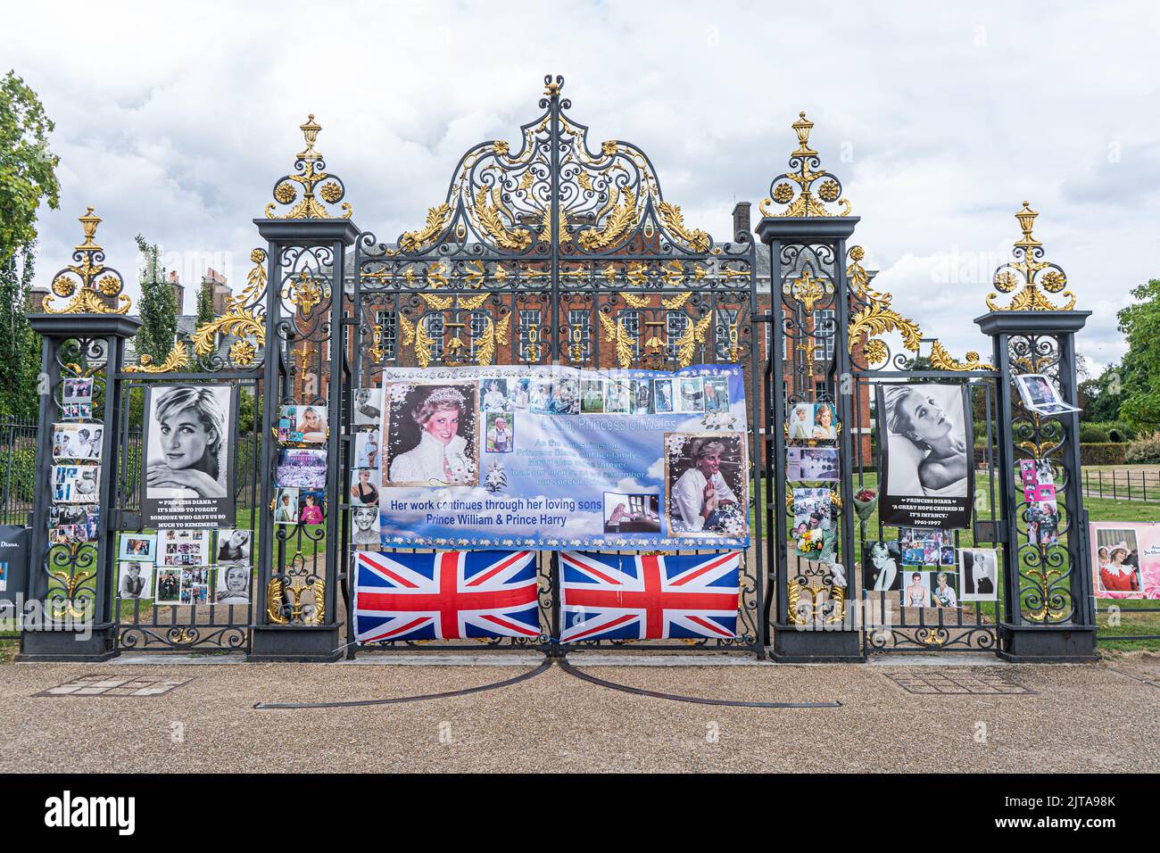 London, UK. 29 August 2022  Memorabilia  and messages by royal fans are  attached to the gates of Kensington Palace, the former residence of Diana, Princess of Wales ahead of the 25th annivesary of her death on 31 August 1997  Credit. amer ghazzal/Alamy Live News Stock Photo