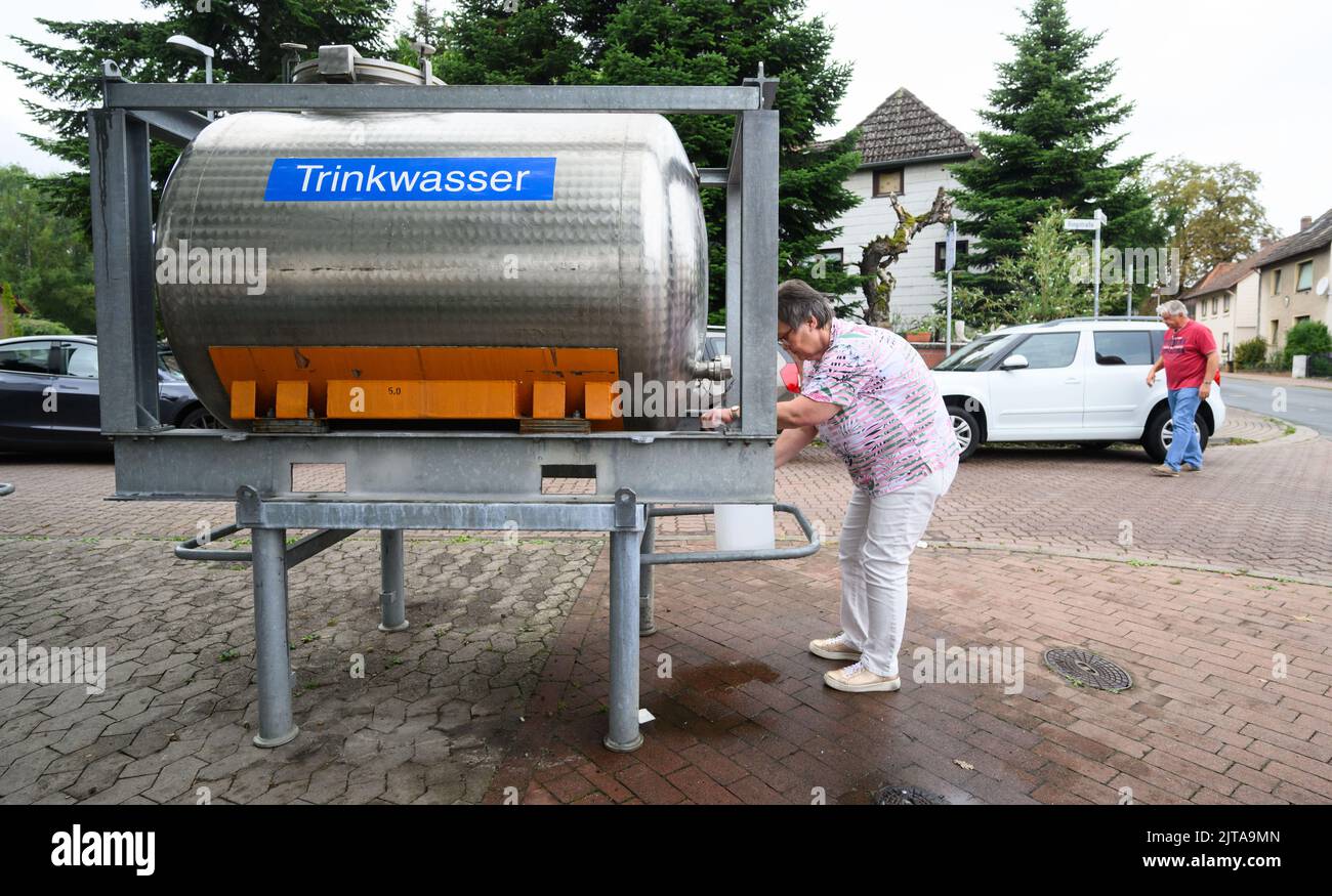 Laatzen, Germany. 29th Aug, 2022. A resident fetches drinking water