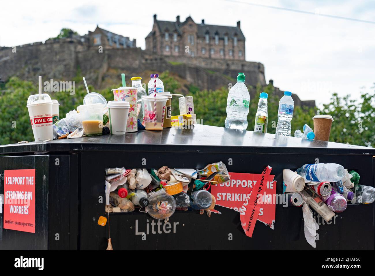 Edinburgh, Scotland, UK. 29th August 2022. Edinburgh bin men strike in