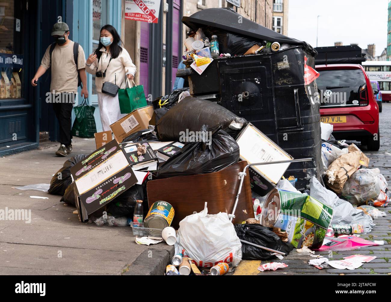 Edinburgh, Scotland, UK. 29th August 2022. Edinburgh bin men strike in