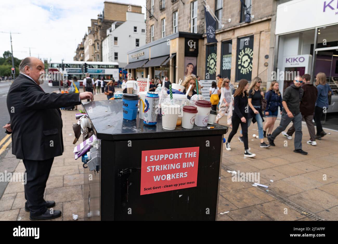 Edinburgh, Scotland, UK. 29th August 2022. Edinburgh bin men strike in