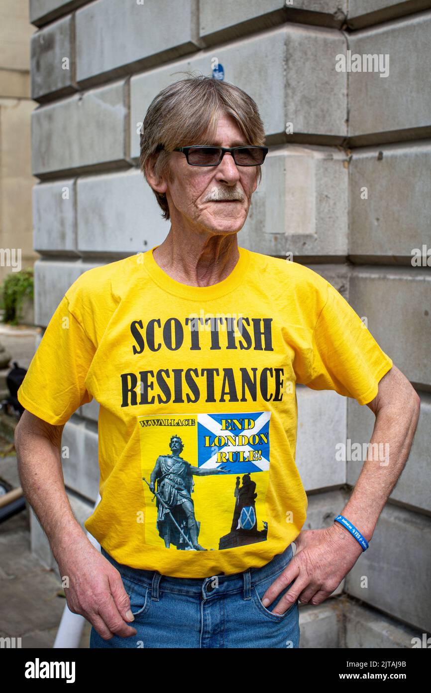 Activist of the Scottish Resistance in front of the memorial to Sir William Wallace in London , United Kingdom Stock Photo