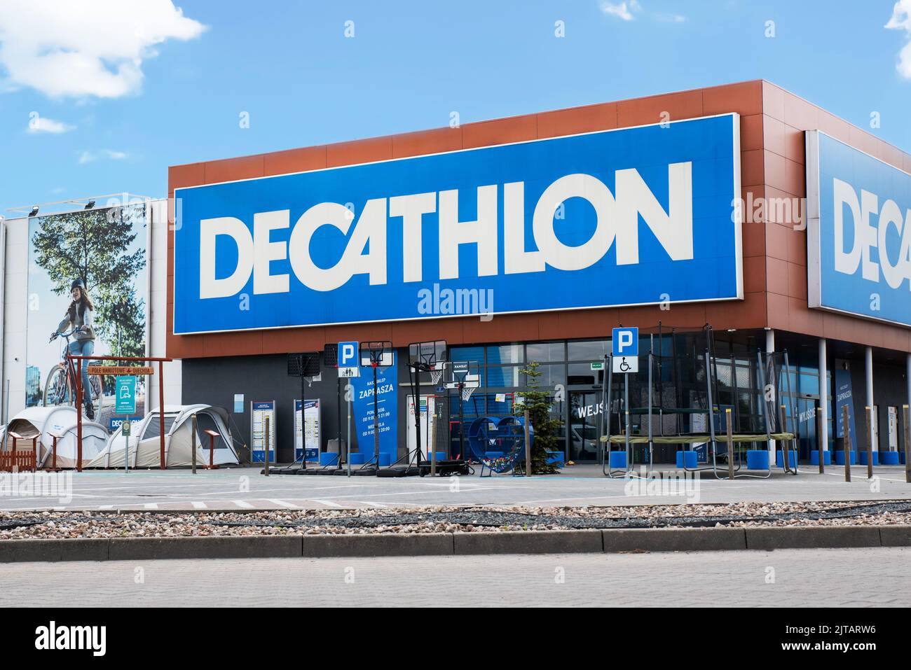 Oct 18, 2019 Emeryville / CA / USA - Close up of Decathlon logo on the  facade of Decathlon Sporting Goods flagship store, the first open in the  San Fr Stock Photo - Alamy
